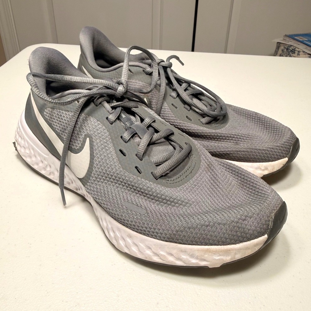 Nike Revolution 5 Grey White Running Shoes Athletic Sneakers BQ6714-002 Womens 9